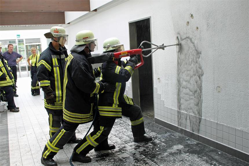 Freiwillige Feuerwehr testet "Cobra" und Drohne Die Freiwillige Feuerwehr testete das neue Löschsystem Cobra am Samstag mit einer aufwändigen Übung.
