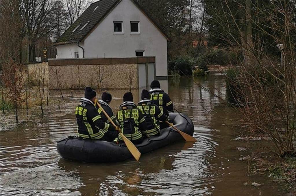 Lippe-Hochwasser: Betroffene machten sich Eindruck von den Schäden Die Freiwillige Feuerwehr war auch im Schlauchbooten im Einsatz.