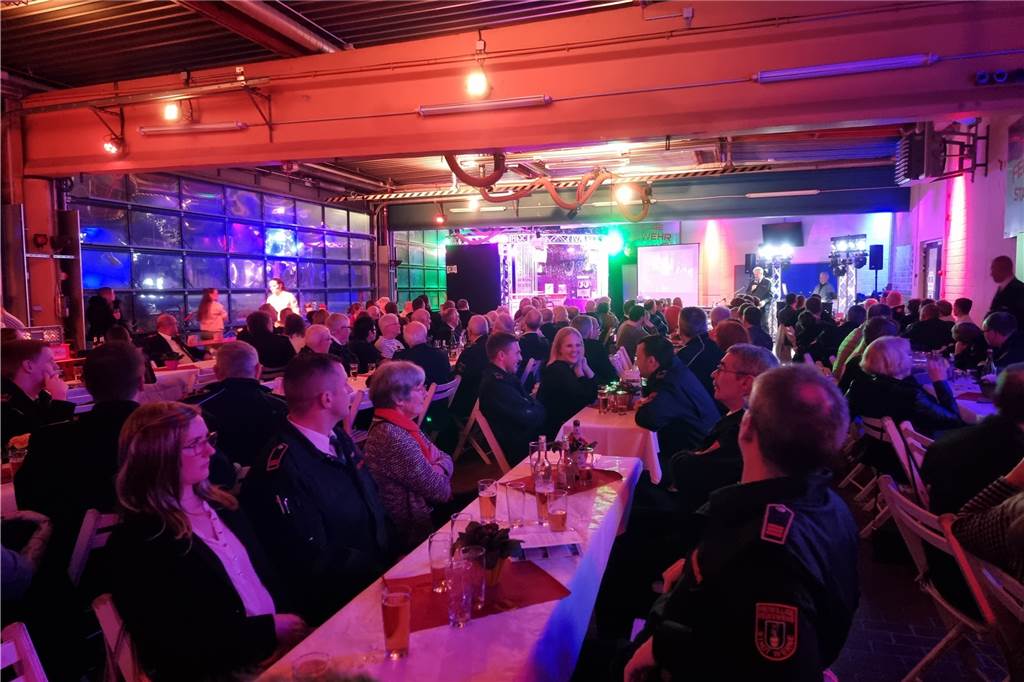 Kameradschaftsabend der Feuerwehr: Ehrungen, Erinnerungen, Einsatzbilanz Die Freiwillige Feuerwehr Werne feierte ihren Kameradschaftsabend in der Fahrzeughalle des Löschzuges 1 Stadtmitte.
