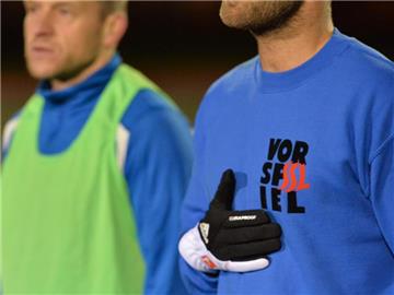 Die Freizeitkicker vom homosexuellen Club Vorspiel SSL Berlin treffen sich zum wöchentlichen Training unter Flutlicht. Foto: Marc Tirl