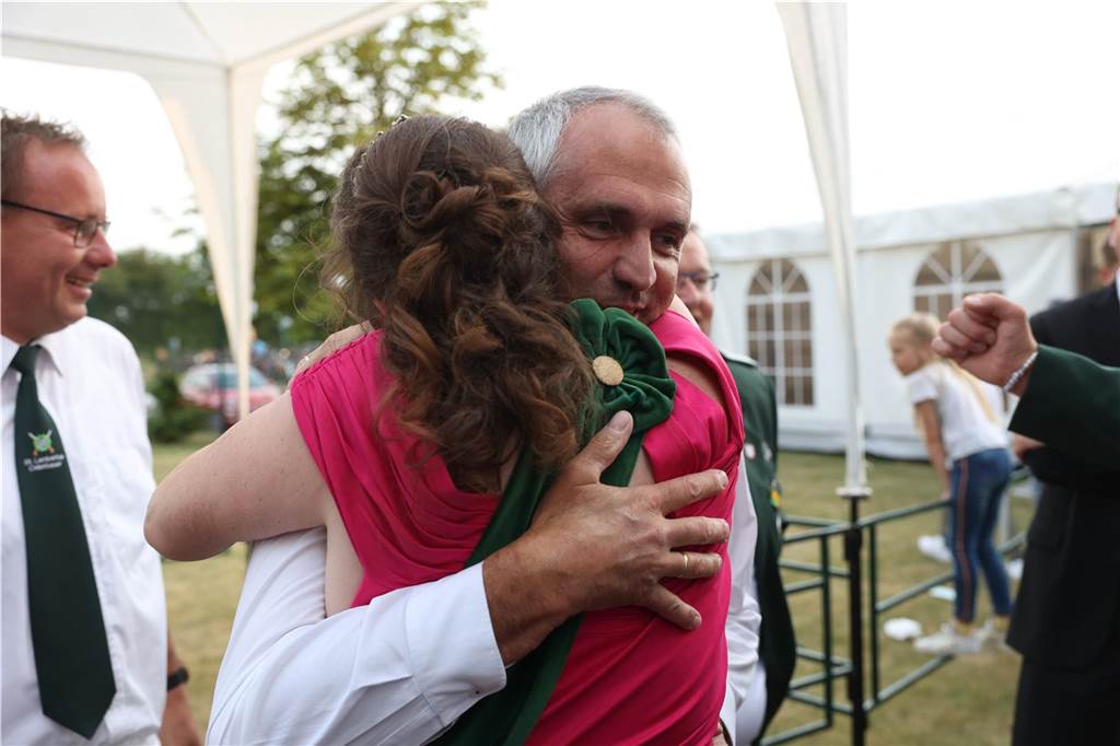 Claus Zobel umarmt seine Frau Heike.