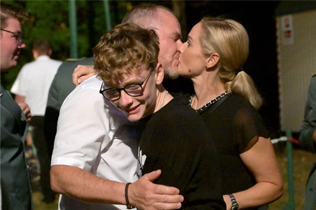 Mit über 100 Bildern: Markus Hölscher ist neuer Schützenkönig in Stockum Leute umarmen sich