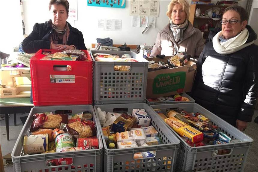 Die Freude ist groß, wenn noch vor Weihnachten die Dorstener Lebensmittelspenden der Winternot-Hilfe an Bedürftige in Rupea ausgegeben werden.