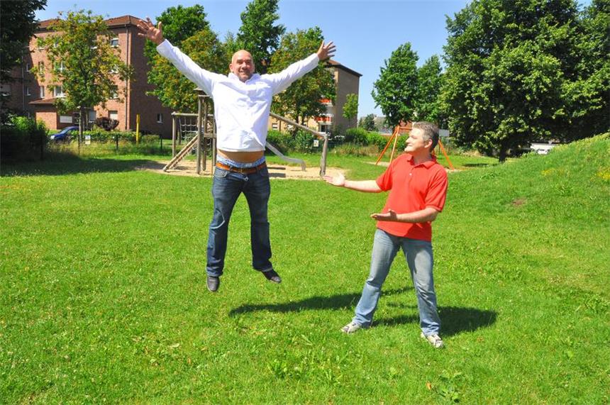 Werner Spielplatz gewinnt bei Fanta-Wettbewerb Die Freude ist sicher groß: Michel Mazucco (l.) und Thorsten Drees haben sich mit dem Spielplatz an der Berliner Straße bei einem Wettbewerb beworben - und gewonnen. Nun gibt es Geld für eine Sanierung.