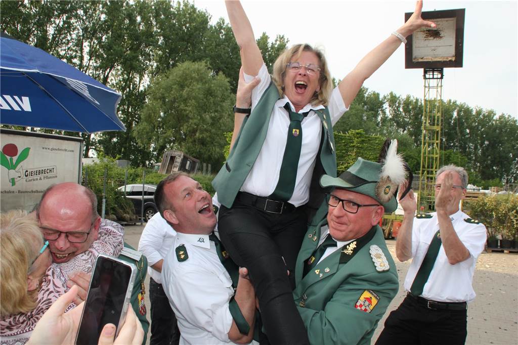 Renate Schmeltzer-Urban holt Vogel von der Stange Die Freude nach dem Siegtreffer war groß.