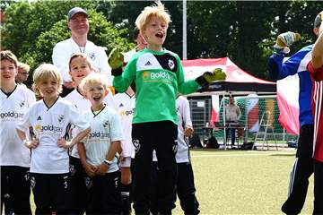 Die Freude über die neuen Trikots war den Kindern ins Gesicht geschrieben.