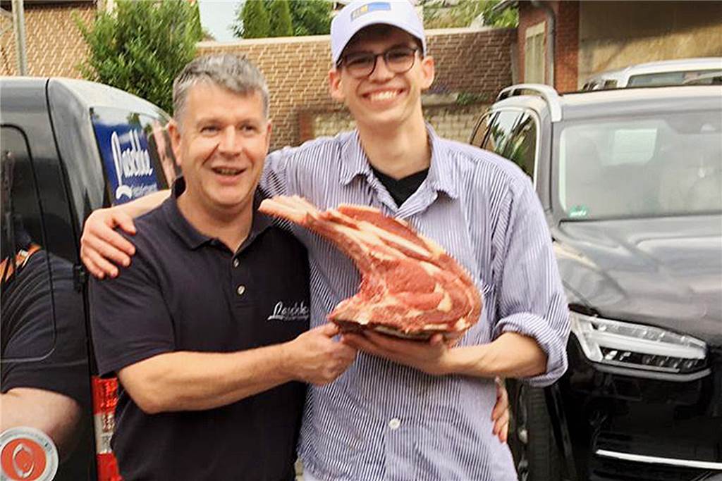 Andreas Schabbing macht Ausbildung, Studium und Meister in einem Rutsch Die Freude war groß bei Andreas Schabbing und seinem Ausbilder Christoph Laschke, als die praktische Prüfung bestanden war - mit Bravour. In der Hand halten die beiden hier ein Tomahawk-Steak.