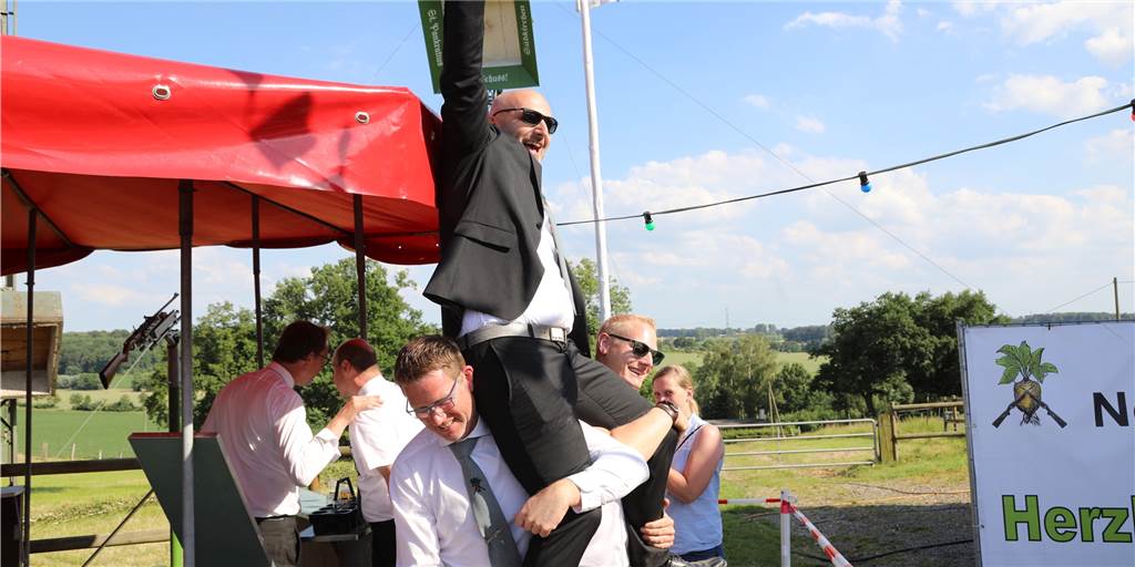 Runkelschützenfest: Neues Königspaar nach drei Jahren Corona-Pause Die Freude war nach dem Runkelschießen groß, es wurde noch lange in die Nacht hinein gefeiert.