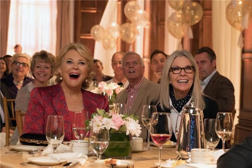 Frauenkomödie „Book Club“ mit großem Staraufgebot Die Freundinnen Sharon (Candice Bergen) und Diane (Diane Keaton) haben Spaß. Foto: Melinda Sue Gordon/SquareOne Entertainment