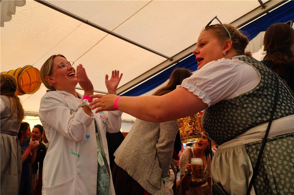 Oktoberfest in Raesfeld-Erle: Gäste tanzten auf Bänken und Tischen Die Freundinnen von Krankenschwester Sarah Marquardt ließen die angehende Braut hochleben.
