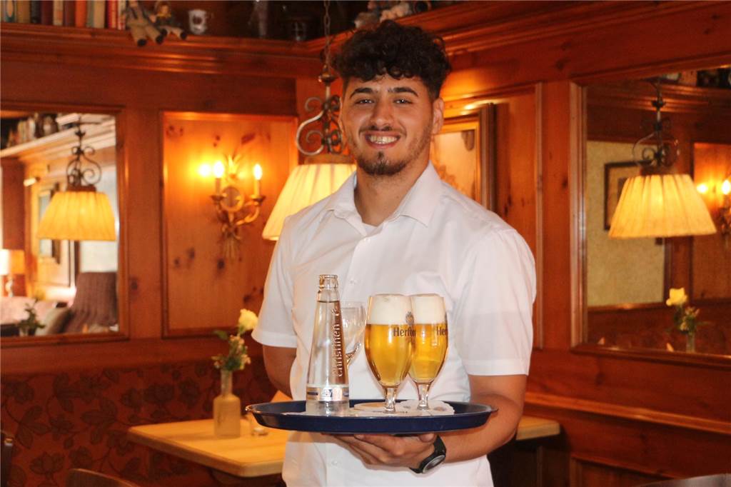 Soufiane Sadek meistert Ausbildung im Gasthaus Schlüter Soufiane Sadek im Service