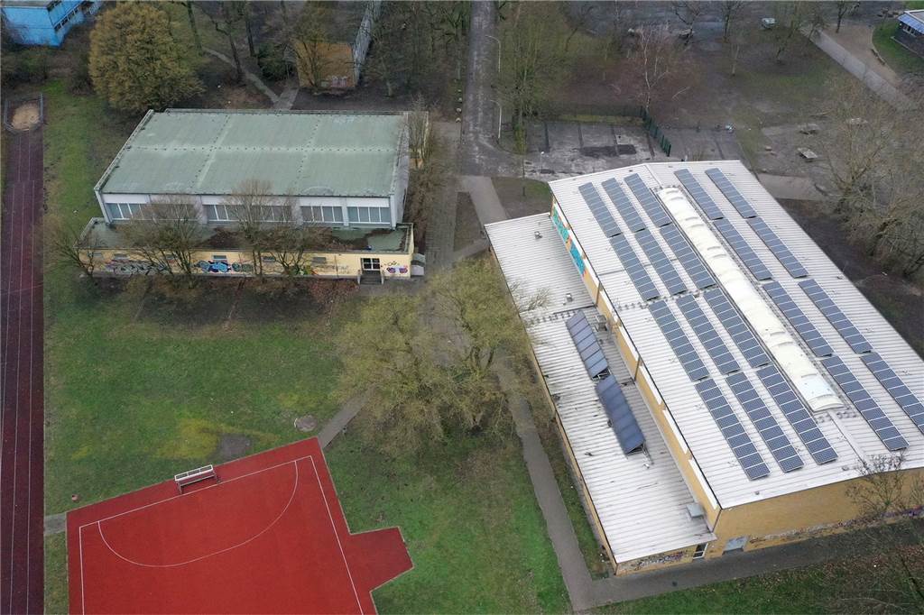 Energiekrise: Sparsame und die gefräßigste Turnhalle in Castrop-Rauxel Zwei Sporthallen der FNR Castrop-Rauxel aus der Luft.