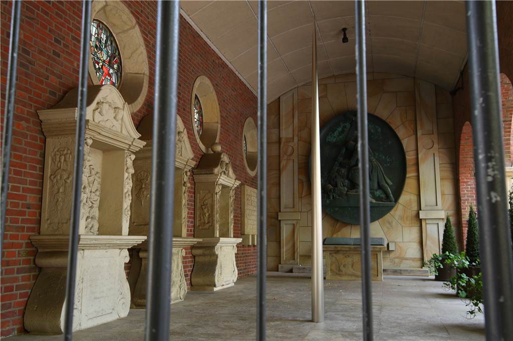 Kunstankauf: Bronzepferde sollen für „hohen fünfstelligen Betrag“ in Stadtlohn bleiben Die „Friedensspitze“ des Vredener Künstlers Walter Wittek in der Gedenkhalle am Rathaus soll dort einen festen Platz finden.