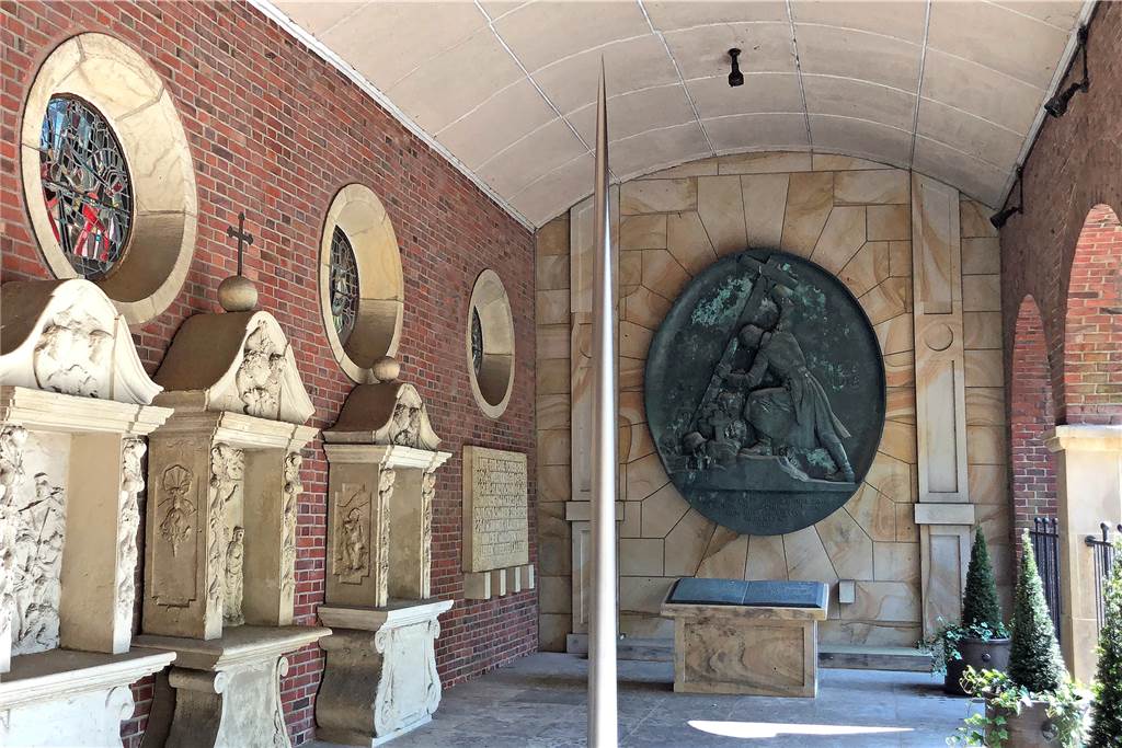 Skulpturenschau eröffnet neue Blicke auf die Stadt Stadtlohn Die Friedensspitze von Walter Witteck in der Ehrenhalle am Rathaus
