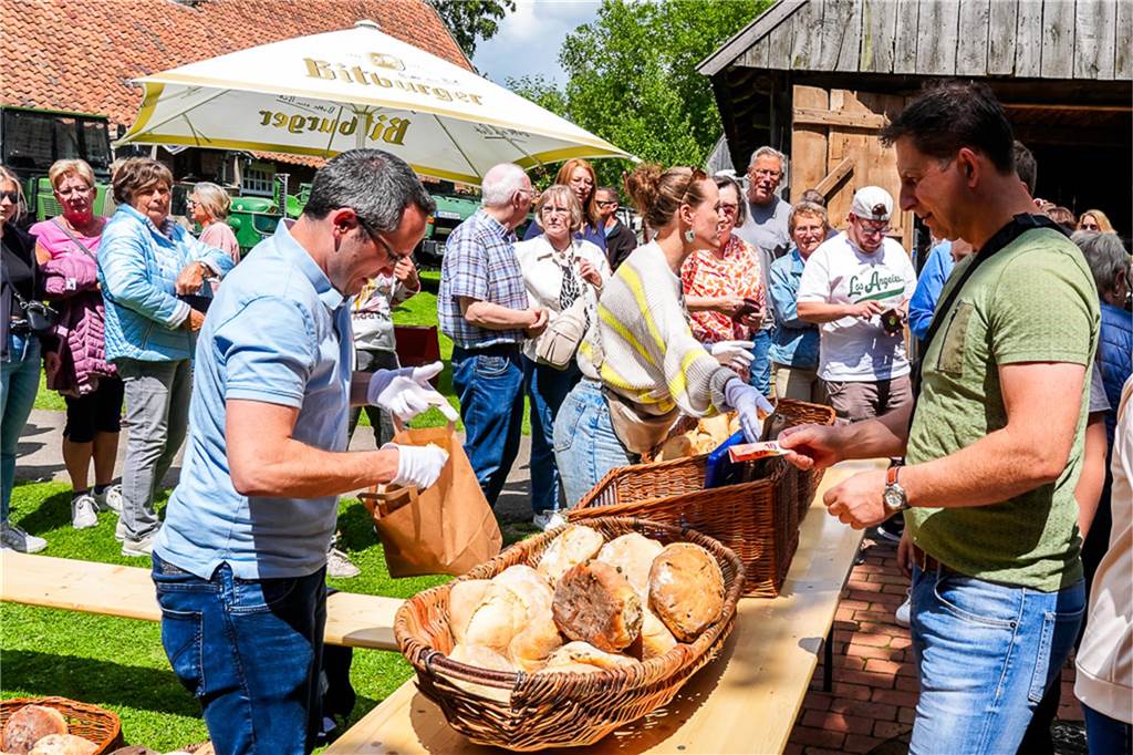 Viele Menschen am Verkaufsstand für Steinofenbrot