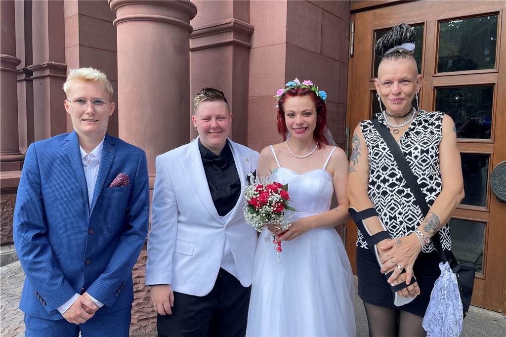 Trauung bei über 30 Grad: Jaqueline und Alina haben geheiratet Das Brautpaar posiert mit seinen Trauzeuginnen, jeweils an der Seite.