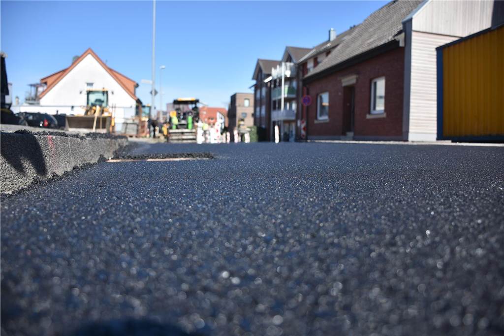 Wetter verzögert Arbeiten: Wessumer Straße bleibt bis Ende April dicht Die frische Deckschicht muss jetzt ein paar Tage aushärten. Dann fehlen noch Rest- und Markierungsarbeiten. Wenn das Wetter mitspielt, könnte die sanierte Straße am 22. April freigegeben werden.