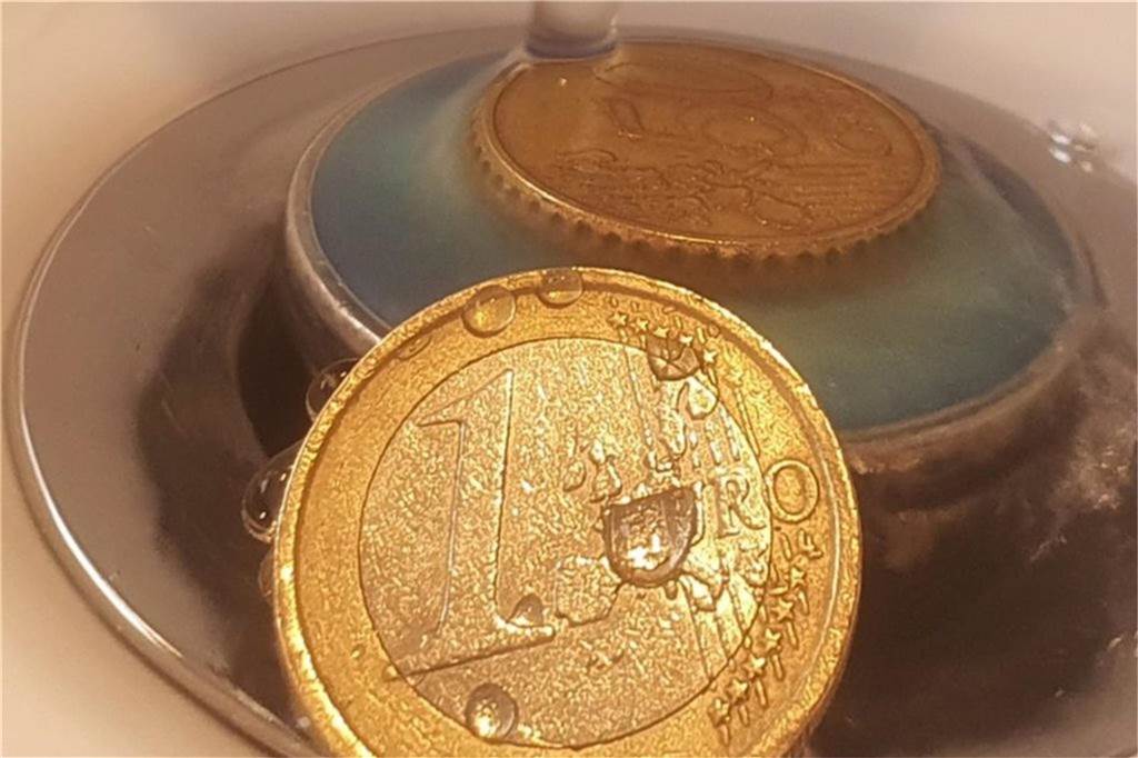 Schmutzwasserentsorgung: Haushalte müssen 2025 deutlich mehr zahlen Geldmünzen liegen in einem Waschbecken