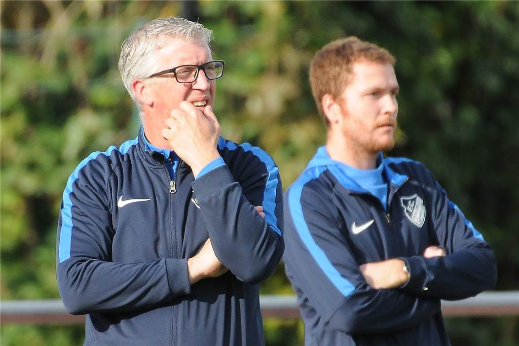 1,05 Tore pro Spiel reichen Castrop-Rauxeler Team derzeit noch gegen den Abstieg Die Frohlinder Trainer Dirk Vierhaus (l.) und Sven Klaus warten auf einen Stürmer mit Torriecher.