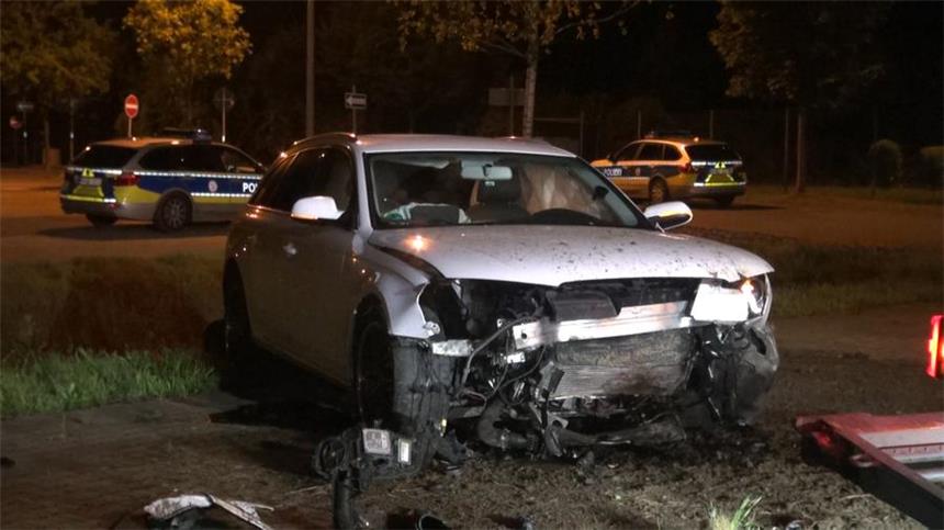 Bei Flucht vor Polizei: Fahrer setzt Audi in Graben Die Front des Audis wurde durch die Wucht des Aufpralls im Graben zerstört.