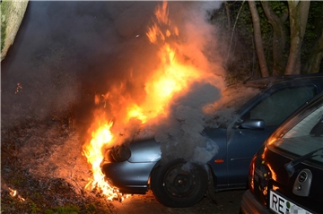 Die Front des Fahrzeugs stand in Flammen.