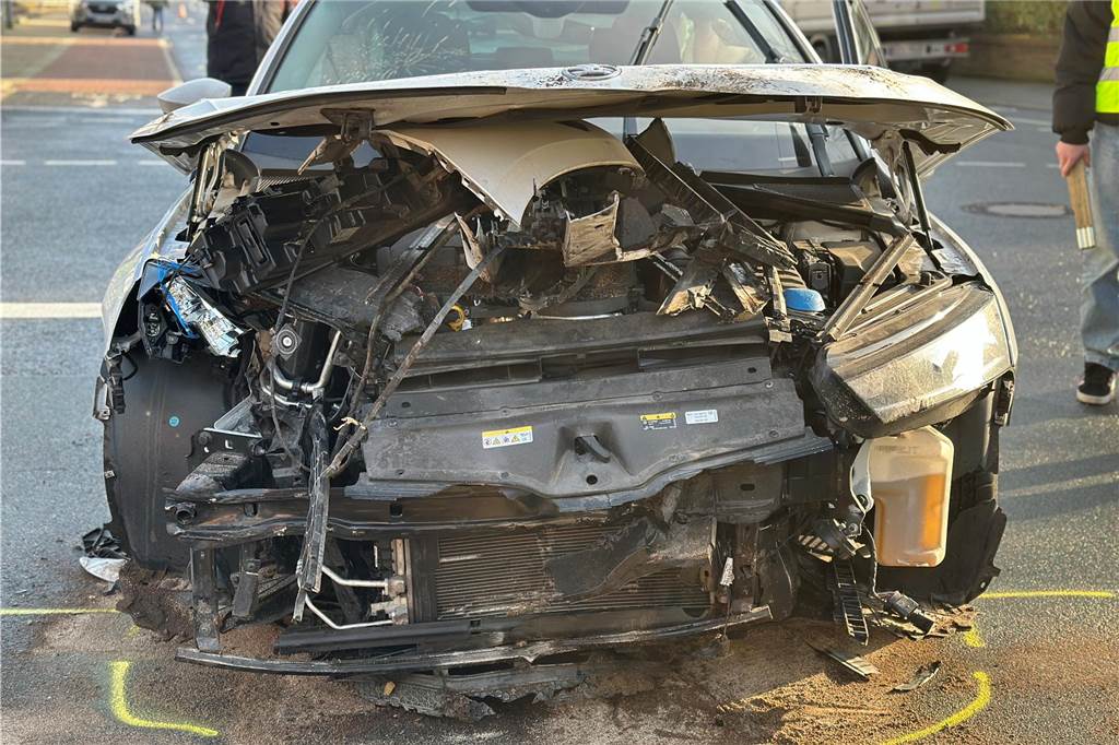 Unfall legt Verkehr auf der Wartburgstraße lahm Die Front des Pkw ist stark beschädigt. Airbags lösten aus.
