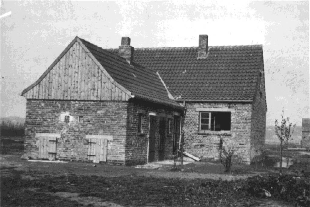 Die frühen Siedlungshäuser im Jahr 1932 bauten sich die Deusener unter einfachsten Umständen selbst.