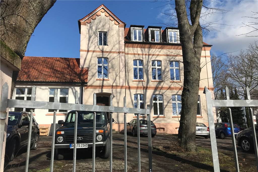 Die Zieglers lieben alte Bauten: Hubertusschule wird schwer saniert Die frühere Hubertusschule in Frohlinde wird gerade saniert. Neben der Schutzengelkirche herrscht also wieder Leben.