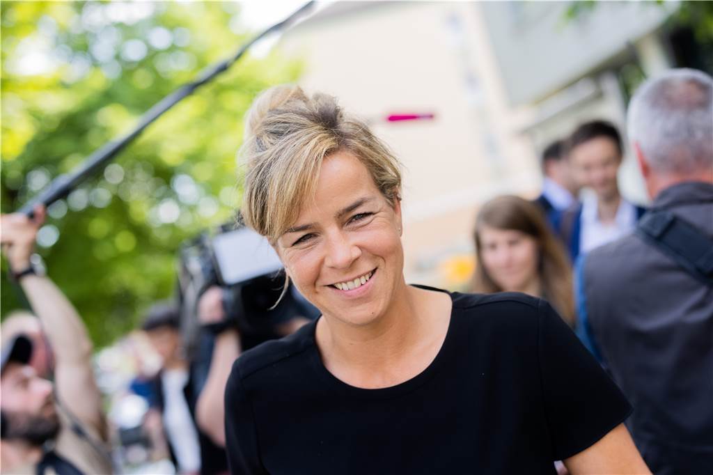 Mona Neubaur, Spitzenkandidatin und Landesvorsitzende (Bündnis 90/Die Grünen), verlässt das erste Sondierungsgespräch mit der CDU. 