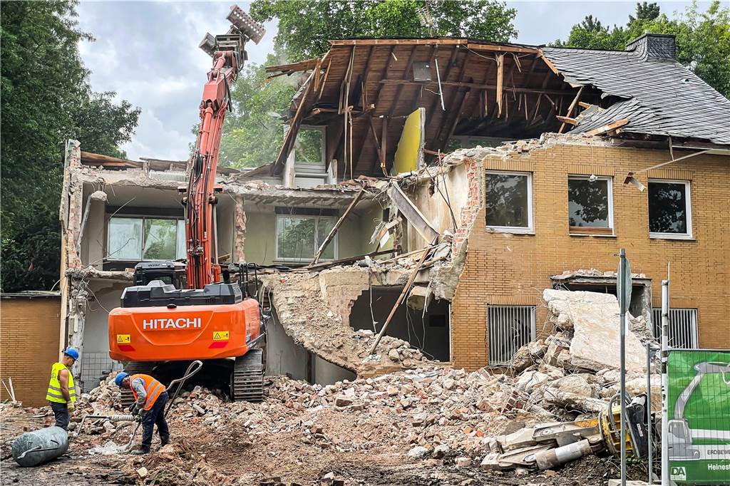 Umstrittenes Bauvorhaben: Sorge um Bäume treibt Nachbarn auf die Barrikaden Die frühere Villa der Brauerfamilie Cremer weicht einem Neubau mit 22 Wohnungen.
