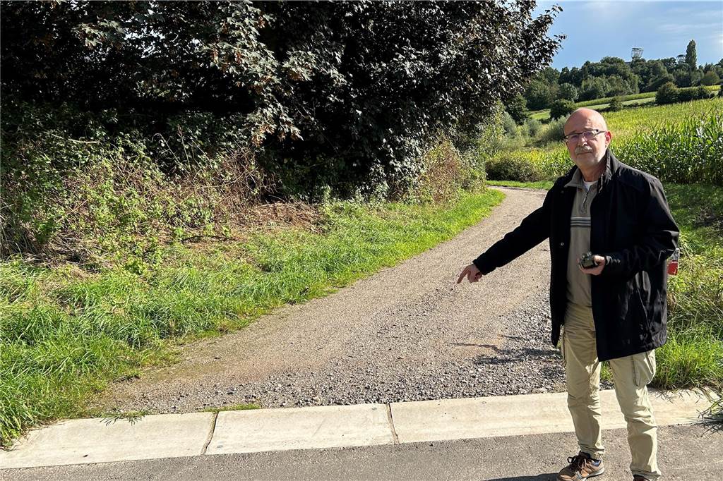 Kindheit auf der Brandheide: Armut, Möwen, Panzer und Pralinen Hoffmann zeigt die Stelle, an der irgendwann eine Schranke für Fahrzeuge eingerichtet wurde.
