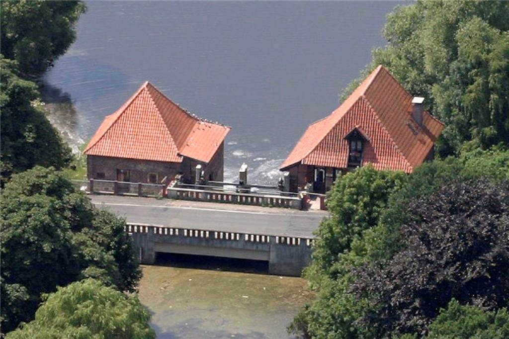 Wasserkraft- und Stauanlage an der Füchtelner Mühle hat neue Besitzer Die Füchtelner Mühle aus der Vogelperspektive.