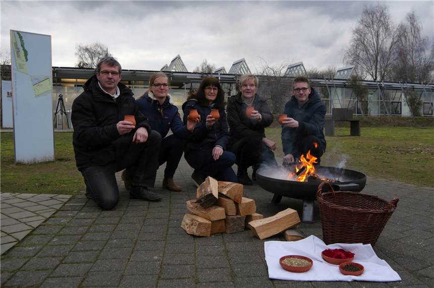 Die Führung "Feierabend" beginnt mit einem römischen Umtrunk am Lagerfeuer.