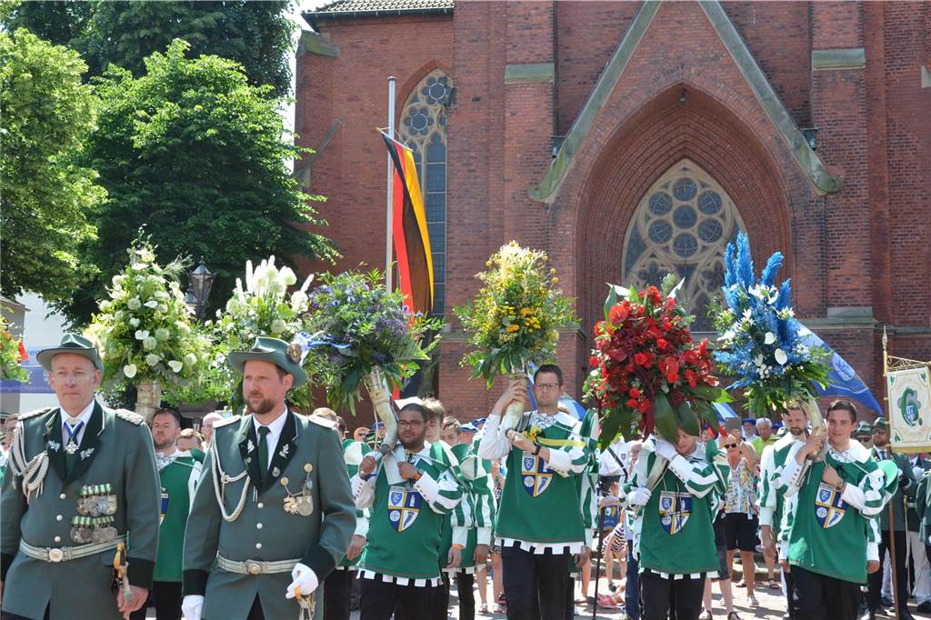 Acht Füllhörner bei der Parade