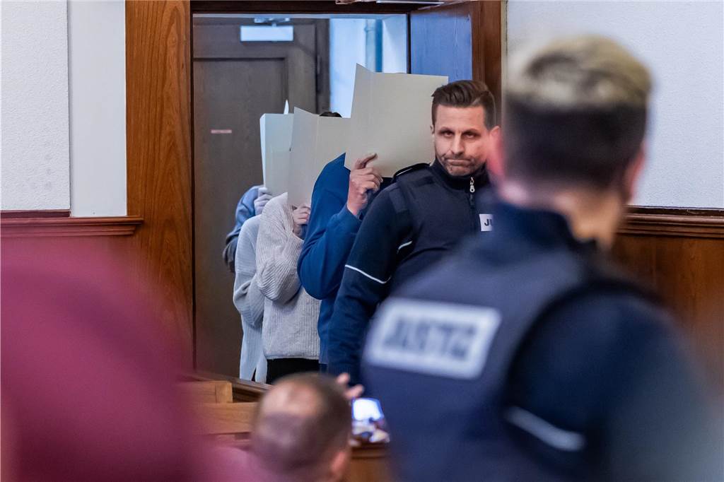 Fall Mouhamed Dramé: Fünf Polizisten auf der Anklagebank Die fünf Angeklagten beim Betreten des Gerichtssaals.