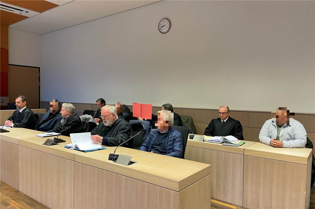 Die fünf Angeklagten im Schwarzarbeit-Prozess beim Prozessauftakt vor der 10. Strafkammer am Bochumer Landgericht. 
