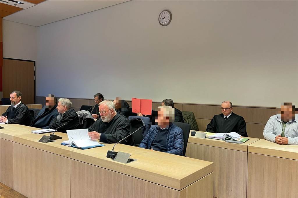 Die fünf Angeklagten neben ihren Verteidigern beim Prozessauftakt vor der 10. Strafkammer am Bochumer Landgericht. 