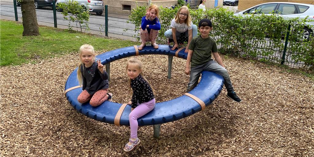 Die fünf Spielplatz-Experten Franzi (oben), Soraya (r. oben), Poyras (l.), Leana (unten) und Amilia (l. unten) spielen vor der Versammlung auf dem Rad und sind gespannt, was an dessen Stelle platziert wird.