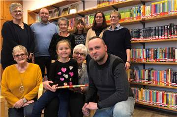 Die fünfjährige Lia ist die 500. Leserin in der Katholischen Öffentlichen Bücherei der Ludgerusgemeinde. Vater Christian Markwart (vorne r.) und Oma Theresia Markwart (sitzend) begleiteten Lia zu einer kleinen Ehrung, über die sich die ehemalige Leiterin der Bücherei, Monika Schlebusch (vorne l.) ebenso freute wie das ehrenamtliche Team. Hinten (v.l.): Heidi Wirtz, Steffen Sondermann, Monika Ulrich, Ursula Lüttge, Susanne Berghaus und Bärbel Baumeister.