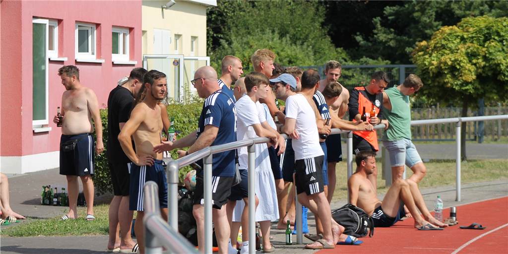 Holzwickeder SC: Fünfte Mannschaft rasiert am 1. Spieltag und weckt Erinnerungen an die „Joboxers“ Die Fünfte des Holzwickeder SC sonnt sich in einem Kantersieg am ersten Spieltag.