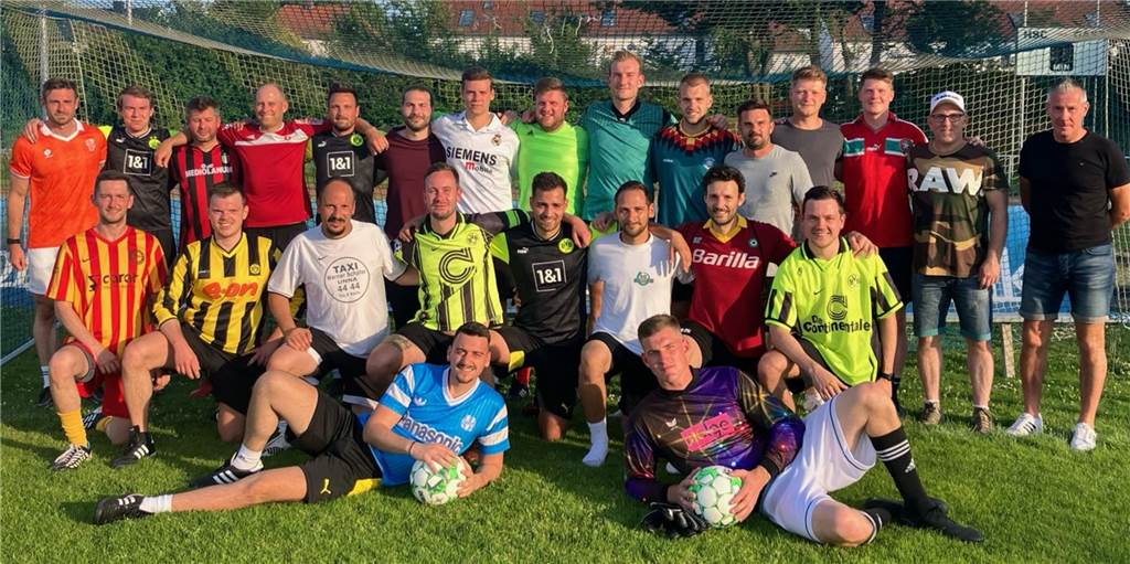 Kampfansage: Holzwickeder SC gründet eine fünfte Mannschaft – mit zahlreichen spannenden Namen Die fünfte Mannschaft des Holzwickeder SC hat den Trainingsbetrieb bereits aufgenommen. Zur neuen Saison startet das Team in der Kreisliga D. Initiator des Projekts ist Jan Hoppe (mittlere Reihe, r.).