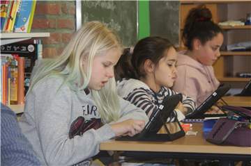 Die Fünftklässler der Johann-Conrad-Schlaun-Schule nutzen im Unterricht vermehrt Tablets.