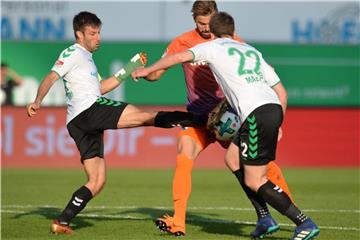 Die Fürther Marco Caligiuri (l) und Marco Maloca (r) nehmen Bochumes Lukas Hinterseer in die Zange. Foto: Timm Schamberger
