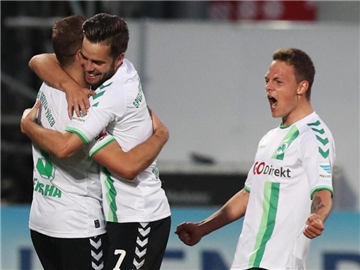Die Fürther Veton Berisha (l-r), Niko Gießelmann und Patrick Sontheimer jubeln über den Treffer zum 1:0 durch ein Eigentor der Dresdener. Foto: Daniel Karmann