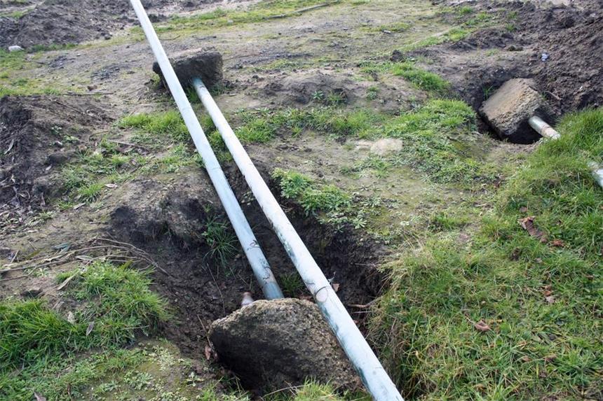 Ungesicherte Baustelle auf Werner Fanta-Spielplatz Die Fundamente der ehemaligen Zaunpfosten haben Löcher hinterlassen.