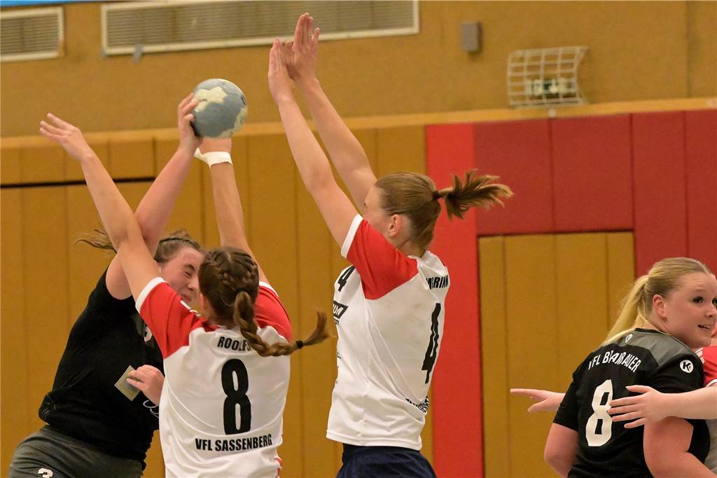 Die Fußballer aus Lünen waren am Wochenende erfolgreich, die Handballerinnen verloren.