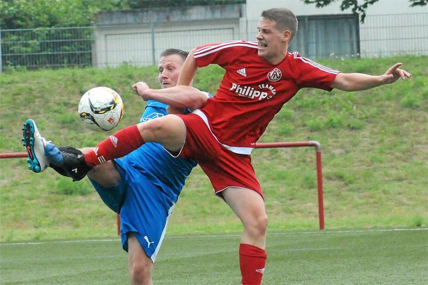 "VfR Rauxel soll wieder Spaß am Fußball haben" Die Fußballer des VfR Rauxel II (blaue Trikots), hier im Testspiel vor der Saison beim SC Arminia Ickern II, belegen aktuell den fünften Platz in der Kreisliga C-Staffel 2. Der Verein von der Vördestraße erlebt derzeit einen Aufschwung.