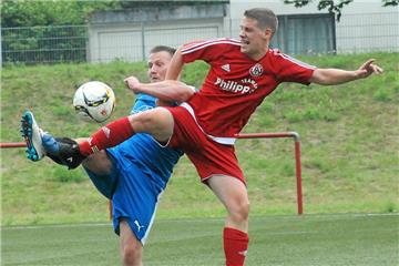 Die Fußballer des VfR Rauxel II (blaue Trikots), hier im Testspiel vor der Saison beim SC Arminia Ickern II, belegen aktuell den fünften Platz in der Kreisliga C-Staffel 2. Der Verein von der Vördestraße erlebt derzeit einen Aufschwung. 
