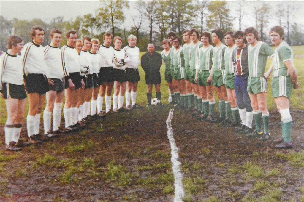 Ein Sportverein als Identitätsstifter eines Stadtteils - Grün-Weiß Barkenberg wird 50 Die Fußballer von Grün-Weiß Barkenberg in den Gründerjahren des Vereins