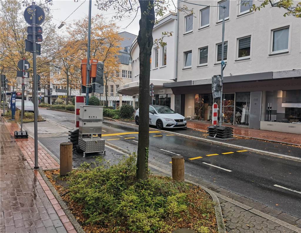 Das Foto zeigt die vorübergehend eingerichtete Fußgängerampel in der Straße Am Biesenkamp.